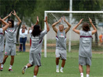 Jogadores fazem polichinelos durante o aquecimento 