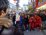 Japoneses fotografam ao lado dos jogadores do Inter