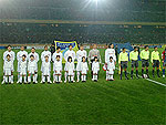 Jogadores enfileirados antes do apito inicial