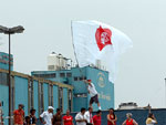 Torcedor hasteia bandeira do Inter sobre um muro