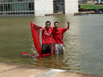 Como fui dia 15 de dezembro para Braslia com minha namorada passar o Natal, minha promessa foi de entrar no lago do Congresso Nacional. No primeiro momento ela me disse que eu seria preso se fizesse isso, mas no dei bola afinal o Inter merecia tudo! Meus amigos duvidaram, mas agora posso provar com imagens. Na esquerda sou eu e na direita o Tales, irmo da minha namorada 