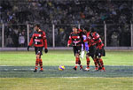 Exaustos, os jogadores rubro-negros comemoram o gol de empate do Flamengo, marcado por Obina