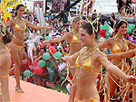 Uma das fases do primeiro desfile na beira da praia em Capo da Canoa