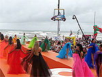 Uma das fases do primeiro desfile na beira da praia em Capo da Canoa