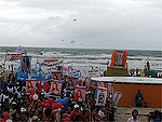 O tempo nublado no atrapalhou a festa das torcidas na beira da praia em Capo da Canoa