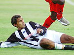 Sergio Aquino, do Libertad, divide a bola com Omar de Jesus, do Nacional