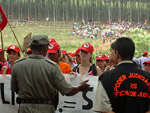 Brigada Militar acompanha a retirada do grupo invasor at uma rea de acampamento, em Charqueadas