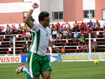 Tadeu comemora um dos seus dois gols no jogo