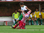 Zagueiro do Guarany divide a bola com jogador do Juventude