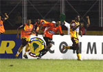 Jogadores do Tolima comemoram o gol sobre o Cerro na vitria que deixa os colombianos na liderana do Grupo 3 ao lado do Grmio