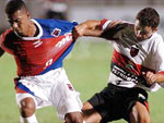 Juan, do Flamengo, puxa o jogador do Paran pela camisa