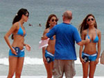 As pessoas que curtiam o dia de sol na praia aproveitaram para fotografar e filmar as meninas