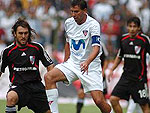 Alfonso Obregon, da LDU, domina a bola cercado pela marcao do River Plate, em jogo que terminou empatado em 1x1