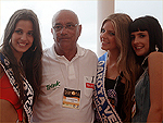 O jurado Luiz Carlos Fraga, representante do patrocinador Parati no perdeu tempo e tirou fotos com as Garota Vero catarinense e gacha e a modelo Larissa Petrov, outra jurada