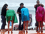 Figurino cabelo, em que cabelereiros da equipe de produo entraram na passarela junto com as meninas e desfizeram os bobs nos cabelos