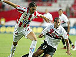 Pablo Quatrocchi, do Necaxa, divide a bola com Lenlson, do So Paulo, que perdeu a primeira na competio por 2x1