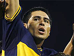 Riquelme comemora um gol que marcou na goleada do Boca sobre o Toluca