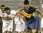 Eber Banega, do Boca Juniors, chega junto para marcar Cruzalta, do Toluca