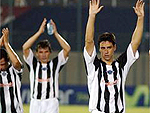 Jogadores do Libertad comemoram vitria sobre o El Nacional, do Equador