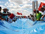 Manifestantes protestam contra o projeto em frente ao Congresso Nacional