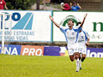 Itaqui, do Glria, corre para a comemorao depois de marcar o gol