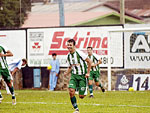 Jogadores do Ju comemoram um dos gols da vitria