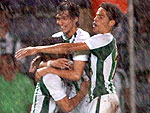 Jogadores do Juventude comemoram o gol de Juliano