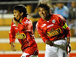 Juan Mario (E), do Bolvar, comemora gol anotado sobre o Cienciano