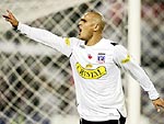 Humberto Suazo, do Colo Colo, comemora seu gol sobre o Caracas