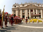 Na sacada principal da Baslica de So Pedro, o Papa Bento XVI iniciou a missa pascal