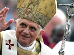 Bento XVI se despede dos fiis no fim da missa pascal