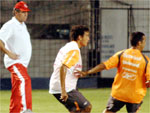 Abel observa os jogadores fazendo o reconhecimento do gramado