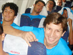 Jogadores no avio, rumo  Colmbia. William Magro ( frente), Alosio, Tcheco e Galatto (atrs) dormindo.