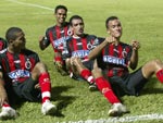 Jogadores do Ccuta comemoram o segundo gol sobre o Grmio