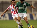 Vctor Gutierrez, do Necaxa, disputa a bola com Di Santo, do Audax Italiano