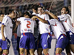 Jogadores do Nacional comemoram gol sobre o Vlez Sarsfield