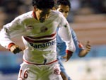 Amaury Ponce (frente), do Toluca, passa por Carlos Camacho, do Bolvar