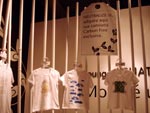 Camisetas produzidas com tecido ecologicamente correto e assinadas por consagrados estilistas e designers brasileiros