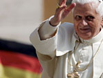 Bento XVI sada os fiis em sua chegada a Praa de So Pedro, no Vaticano