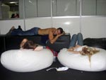 Modelos descansam no lounge dos bastidores