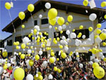 Crianas festejam com bales o aniversrio de Bento XVI, em frente ao local de seu nascimento na cidade de Marktl, no sul da Alemanha  