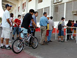 Torcedores fazem fila para comprar ingressos