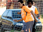 Fernando, com a bola, observado por Wilson