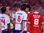 Jogadores do Nacional cercam o rbitro Rubem Selman