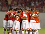 Jogadores se abraam antes da partida