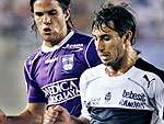 lvaro Gonzlez ( esquerda), do Defensor Sporting, briga pela bola com Hctor Romero, do Gimnasia y Esgrima