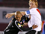 Suazo, do Colo Colo, empurra Lussenhof, do River Plate