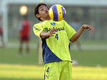 Carlos Eduardo brinca com a bola