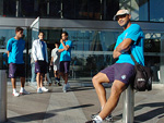 Olha a pose do atacante Tuta em frente ao hotel! Atrs, Carlos Eduardo, Diego Souza, Saja e Everton