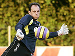 Rogrio Ceni repe a bola em jogo no treino